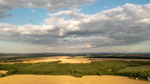 Aerial Hyperlapse over Cereal Fields and Beautiful Cloudy Skies Stock-Footage 199423995