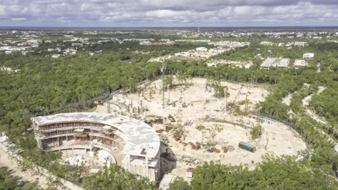 Aerial hyperlapse over a huge construction site in the middle of the jungle Stockbeeldmateriaal 144628534