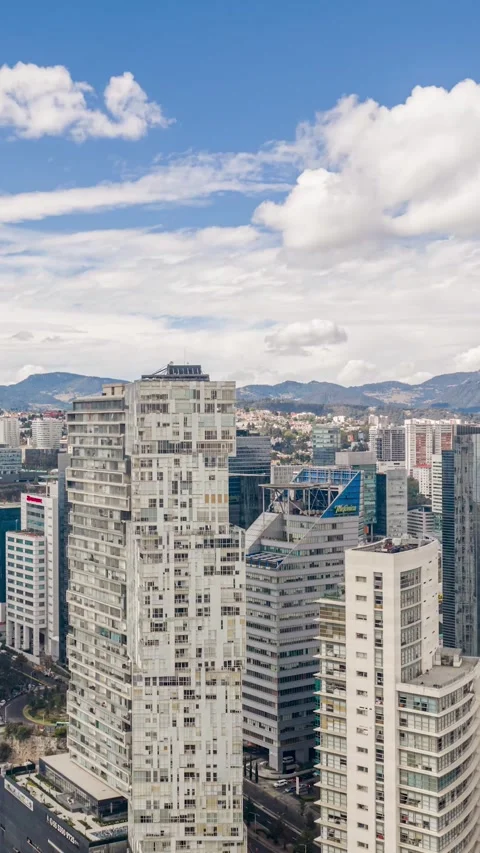 Aerial hyperlapse in Parque La Mexicana with residential skyline and people in 库存影片 336807010