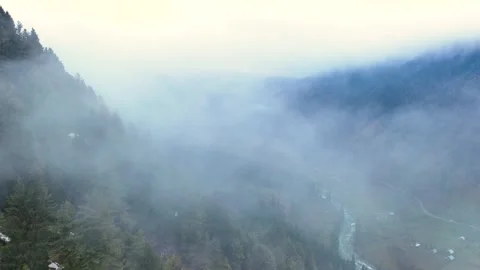 Aerial hyperlapse of rolling clouds over snowy pine forests in kashmir himalayan 库存影片 333795914