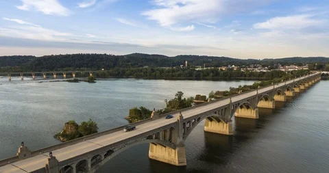 Aerial hyperlapse timelapse of traffic crossing bridge spanning 動画素材 115487551