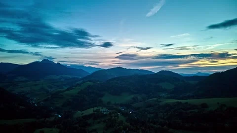 Aerial hyperlapse of twilight over mountain landscape with rolling hills and Stock-Footage 321073988