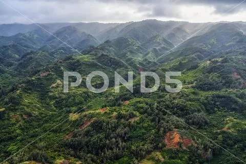 Aerial image of the lush mountains surrounding Oahu Stock Photos