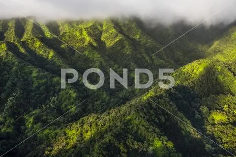 Aerial image of the lush mountains surrounding Oahu Stock Photos
