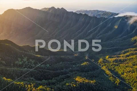 Aerial image of the lush mountains surrounding Oahu Stock Photos