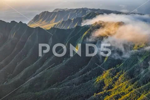 Aerial image of the lush mountains surrounding Oahu Stock Photos