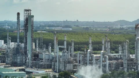 Aerial industrial landscape featuring cooling towers. Vidéo 341662016