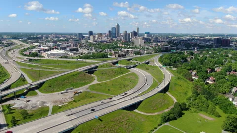 Aerial - Interstate By Indianapolis Skyline - Pull Out 스톡 동영상 148293565