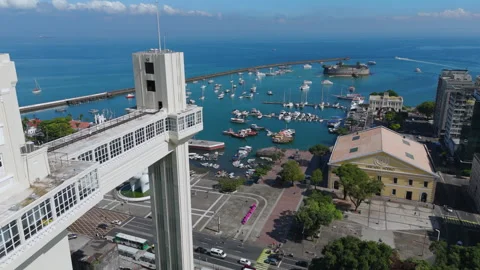 Aerial Jib Shot of the Lacerda Elevator and Baia de Todos Santos, Bahia, Brazil Vídeos de archivo 312438025