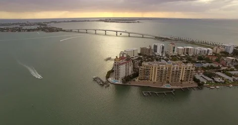 Aerial John Ringling Bridge Flying Away with boats and vehicles at sunset Vídeos de archivo 74735421