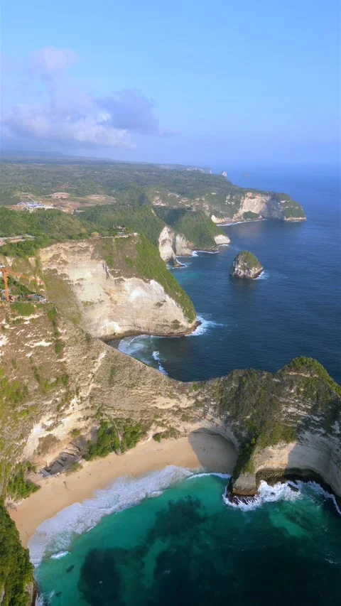 Aerial of Kelingking Beach and dramatic coastline of Nusa Penida, Bali Indonesia Stock Footage 340188445