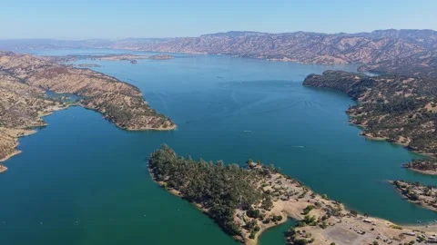 Aerial of a Lakeside Campground on a Tree Covered Point 库存影片 345100634