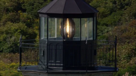 Aerial of lamp igniting and going off on the top of the tower, Block Island Vidéo 109131191