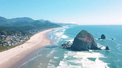 Aerial landscape of Haystack Rock formation on Cannon Beach Oregon Coast Pa.. Vídeos de archivo 293509975