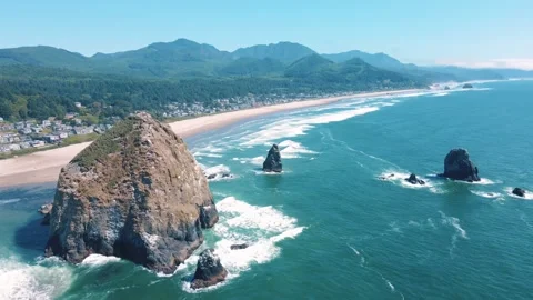 Aerial landscape of Haystack Rock formation on Cannon Beach Oregon Coast Pa.. 스톡 동영상 293510038