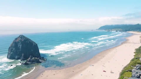 Aerial landscape of Haystack Rock formation on Cannon Beach Oregon Coast Pa.. 스톡 동영상 293510137