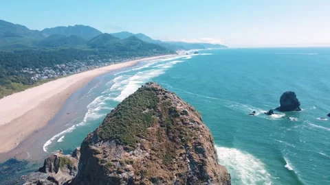 Aerial landscape of Haystack Rock formation on Cannon Beach Oregon Coast Pa.. 스톡 동영상 293510378