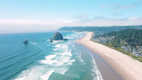Aerial landscape of Haystack Rock formation on Cannon Beach Oregon Coast Pa.. 스톡 동영상 293511735