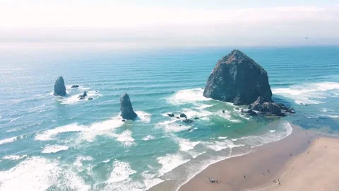 Aerial landscape of Haystack Rock formation on Cannon Beach Oregon Coast Pa.. 動画素材 293511774