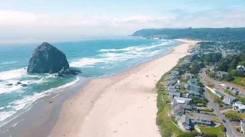 Aerial landscape of Haystack Rock formation on Cannon Beach Oregon Coast Pa.. 스톡 동영상 293511845