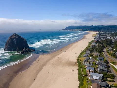 Aerial landscape of Haystack Rock formation on Cannon Beach Oregon Coast Pa.. Stock-Fotos