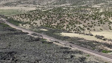 Aerial landscape of lava fields and Western cliffs along historic route 66 .. Vidéo 320738858