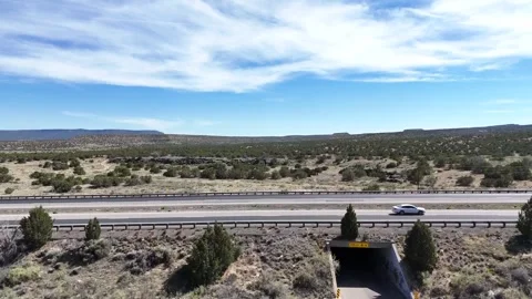 Aerial landscape of lava fields and Western cliffs along historic route 66 .. Vidéo 320739048