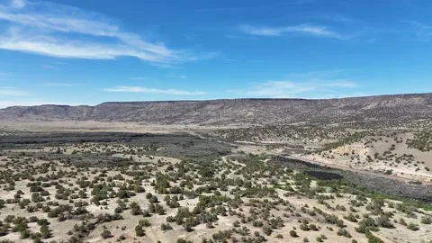 Aerial landscape of lava fields and Western cliffs along historic route 66 .. Vídeos de archivo 320739052