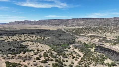 Aerial landscape of lava fields and Western cliffs along historic route 66 .. Vídeos de archivo 320739073