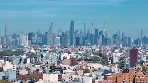 Aerial landscape of Manhattan skyline from Williamsburg Bedstuy Brooklyn in.. 스톡 동영상 319399853