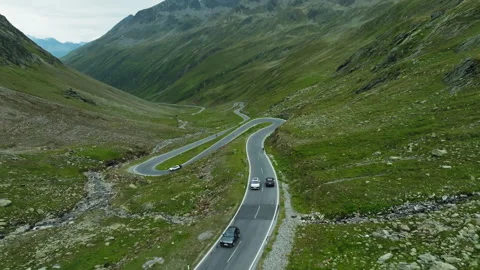 Aerial landscape of a vehicle driving through the Timmelsjoch High Alpine Road 库存影片 343547653