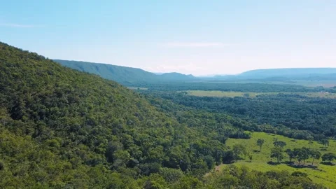 Aerial landscape view of forest on Chapada hill during summer in Nobres Bom.. Vídeos de archivo 268626995