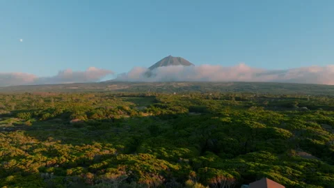 Aerial landscape view of Mount Pico on Pico Island, Azores, with a belt of Vidéo 335726873