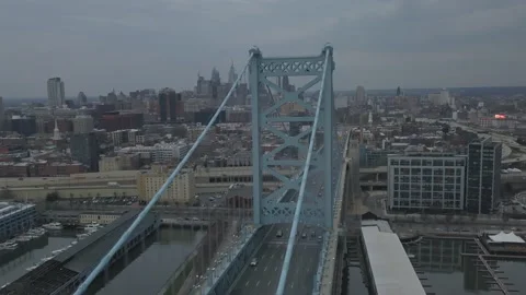 Aerial Left to Right over Benjamin Franklin Bridge in Philadelphia Vídeos de archivo 233210973