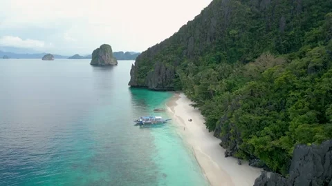 Aerial of Limestone Cliffs and Beach with Boat – El Nido Palawan 스톡 동영상 320946547