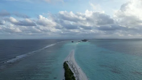 Aerial, long beach white sandbar of Dhigurah Island and lux South Ari Vidéo 242595126