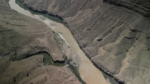 Aerial look down on Green River in Utah desert in springtime in Gray canyon 스톡 동영상 334012303