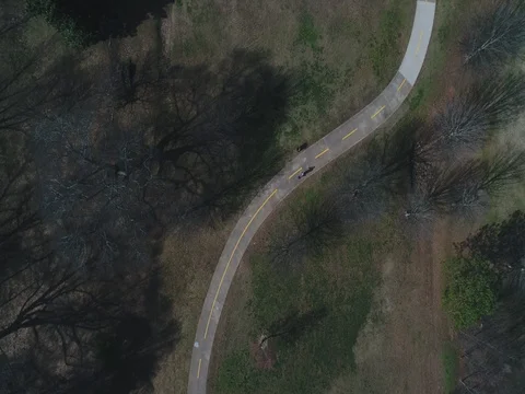 Aerial looking down on pedestrian and cycling path in Atlanta; cyclist rides up 库存影片 73432972