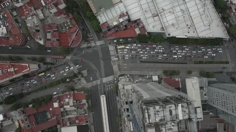 Aerial looks down onto large intersection and traffic in Mexico City Vidéo 248026434