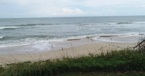 Aerial low angle grass breach ocean 库存影片 102730469