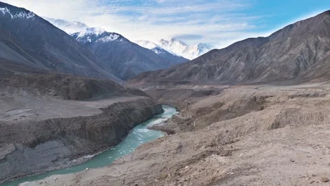 Aerial Low Forward Shot of Winding Indus River and Distant Snow Peaks 스톡 동영상 332579902