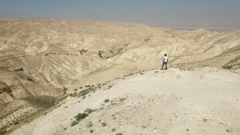 Aerial of man at the view point over Wadi Qelt. Judaean Desert. DJI-0194-07 스톡 동영상 124444627