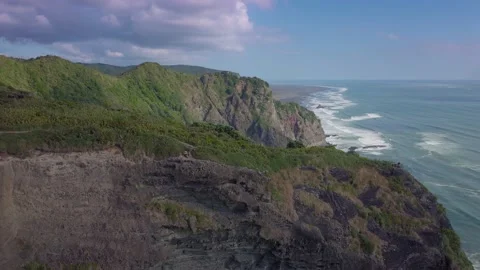 Aerial: Mercer bay cliffs and coastline, New Zealand Vidéo 169496582