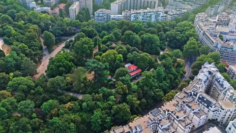 Aerial mid angle drone shot looking down over Parc des buttes chaumont in Paris Vídeo Stock 341100163