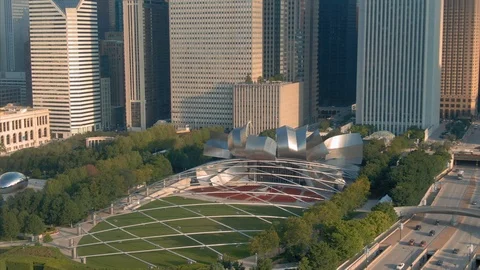Aerial: Millenium Park, Jay Pritzker Pavilion &amp; Chicago skyscrapers. USA Vidéo 122309137