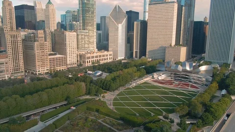 Aerial: Millenium Park, traffic &amp; Chicago skyscrapers. USA Video stock 122313989