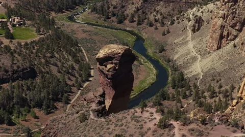 Aerial of Monkey Face rock spire with rock climber in Smith Rock State Park Vídeos de archivo 335923361