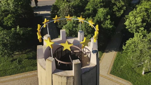 Aerial: Monument of Memory and Unity installed in the city of Maikop 스톡 동영상 218464092
