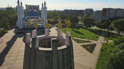 Aerial: Monument of Memory and Unity installed in the city of Maikop 스톡 동영상 221331192