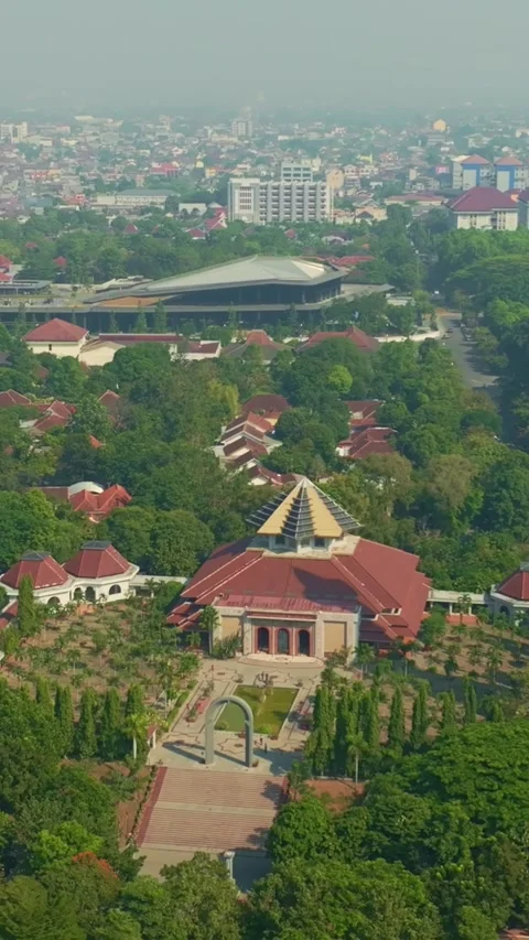 Aerial mosque complex surrounded by trees and Yogyakarta urban landscape 動画素材 342577562